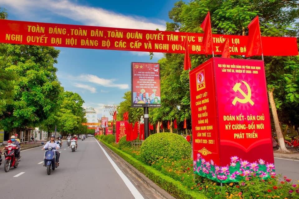 Băng rôn, khẩu hiệu chào mừng Đại hội Đảng bộ tỉnh được trang hoàng tại các trục đường chính của tỉnh   