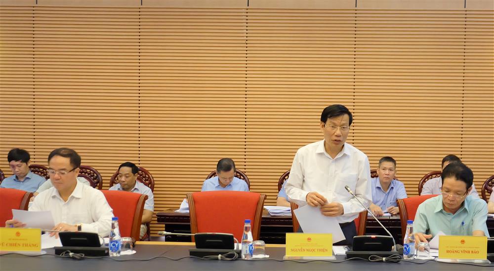 Ủy viên Trung ương Đảng, Bộ trưởng Bộ Văn hóa, Thể thao và Du lịch Nguyễn Ngọc Thiện trình bày Báo cáo tại buổi làm việc