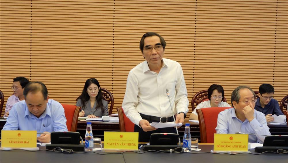 Thứ trưởng Bộ Kế hoạch và Đầu tư Nguyễn Văn Trung trình bày Báo cáo tại buổi làm việc