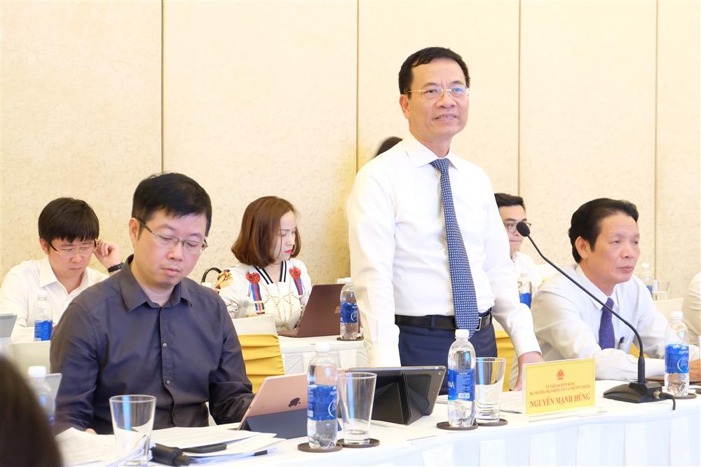 Ủy viên Trung ương Đảng, Bộ trưởng Bộ Thông tin và Truyền thông Nguyễn Mạnh Hùng cho rằng, cuộc Cách mạng Công nghiệp lần thứ 4 đặt ra nhiều thách thức đối với hoạt động báo chí cũng như quản lý nhà nước về báo chí