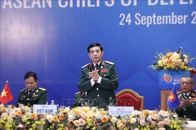 Thượng tướng Phan Văn Giang, Tổng Tham mưu trưởng, Thứ trưởng Bộ Quốc phòng Việt Nam chủ trì hội nghị. 