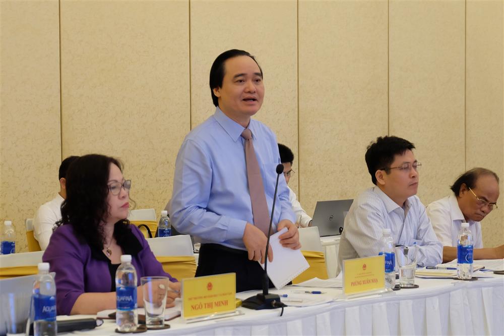 Ủy viên Trung ương Đảng, Bộ trưởng Bộ GD - ĐT Phùng Xuân Nhạ báo cáo thêm một số vấn đề được đại biểu quan tâm