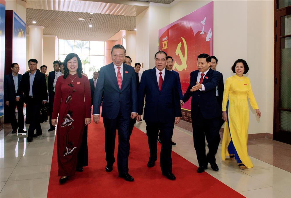 Đại trướng Tô Lâm, Ủy viên Bộ Chính trị, Bộ trưởng Bộ Công an, Nguyên Tổng Bí thư Nông Đức Mạnh và lãnh đạo tỉnh Bắc Ninh