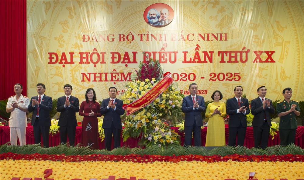 Các Đại biểu chúc mừng Đại hội Đảng bộ tỉnh Bắc Ninh lần thứ XX