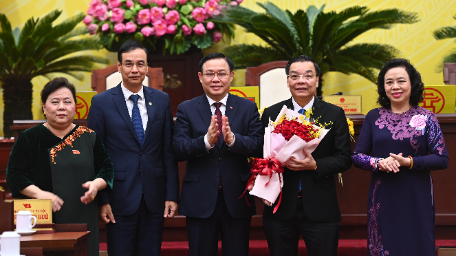 Lãnh đạo Thành uỷ tặng hoa chúc mừng tân Chủ tịch UBND thành phố Hà Nội