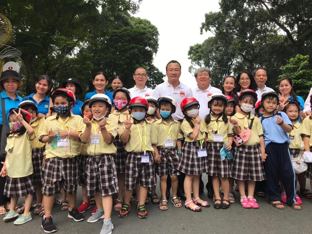 Lãnh đạo ban, ngành Việt Nam, đại diện đại sứ quán Campuchia cùng các em học sinh  