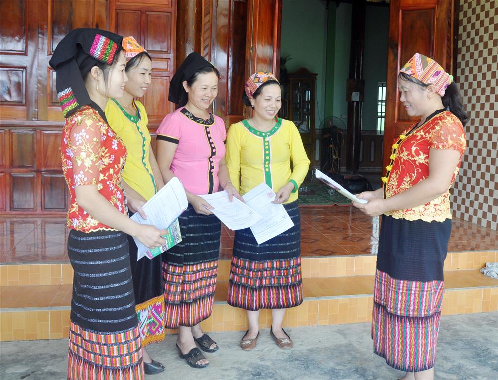Cộng tác viên dân số xã Lục Dạ (Con Cuông) tuyên truyền về việc xây dựng xóm, bản không có người sinh con thứ 3 trở lên.