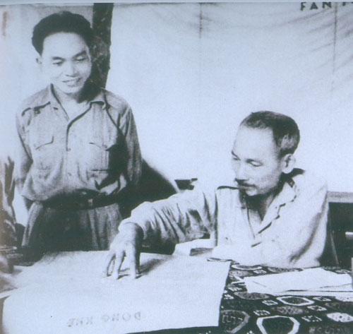 Chủ tịch Hồ Chí Minh và Đại tướng Tổng tư lệnh Võ Nguyên Giáp bàn kế hoạch tác chiến Chiến dịch Biên giới (1950)