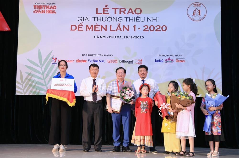 Nhà văn Nguyễn Nhật Ánh nhận giải thưởng Hiệp sĩ Dế Mèn - Ảnh: Thành Đạt/TTXVN