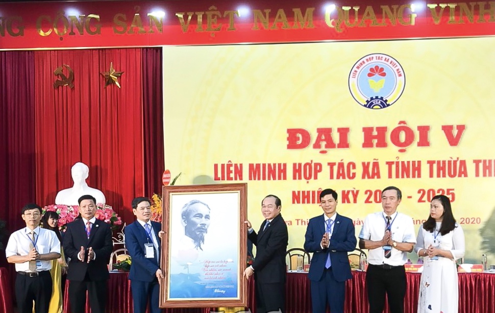 Chủ tịch Nguyễn Ngọc Bảo tặng bức tranh Bác Hồ cho Liên minh Hợp tác xã tỉnh Thừa Thiên Huế