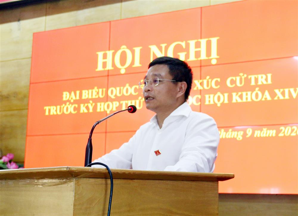 Trưởng Đoàn ĐBQH tỉnh, Chủ tịch UBND tỉnh Quảng Ninh Nguyễn Văn Thắng trao đổi với cử tri trong huyện - MẠNH TUÂN