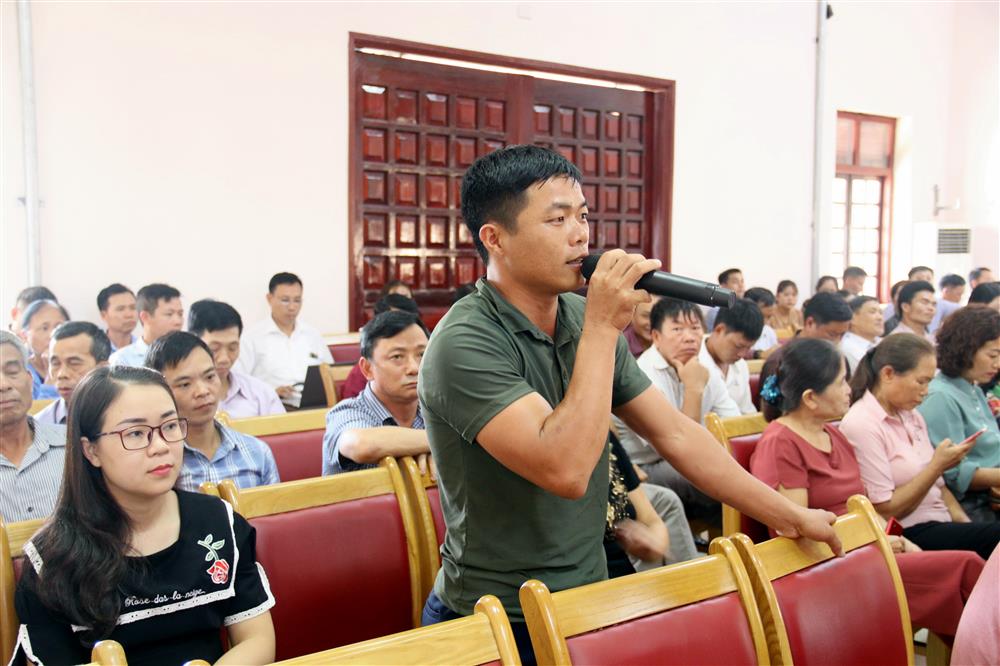 Cử tri huyện Tiên Yên phát biểu ý kiến tại buổi tiếp xúc - MẠNH TUÂN
