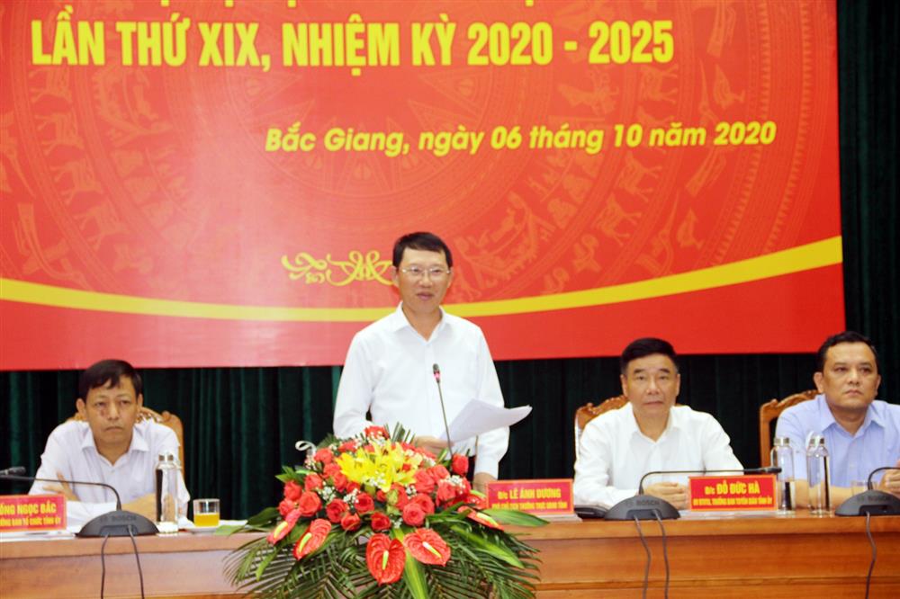 Phó Chủ tịch Thường trực UBND tỉnh Lê Ánh Dương phát biểu kết luận buổi họp báo