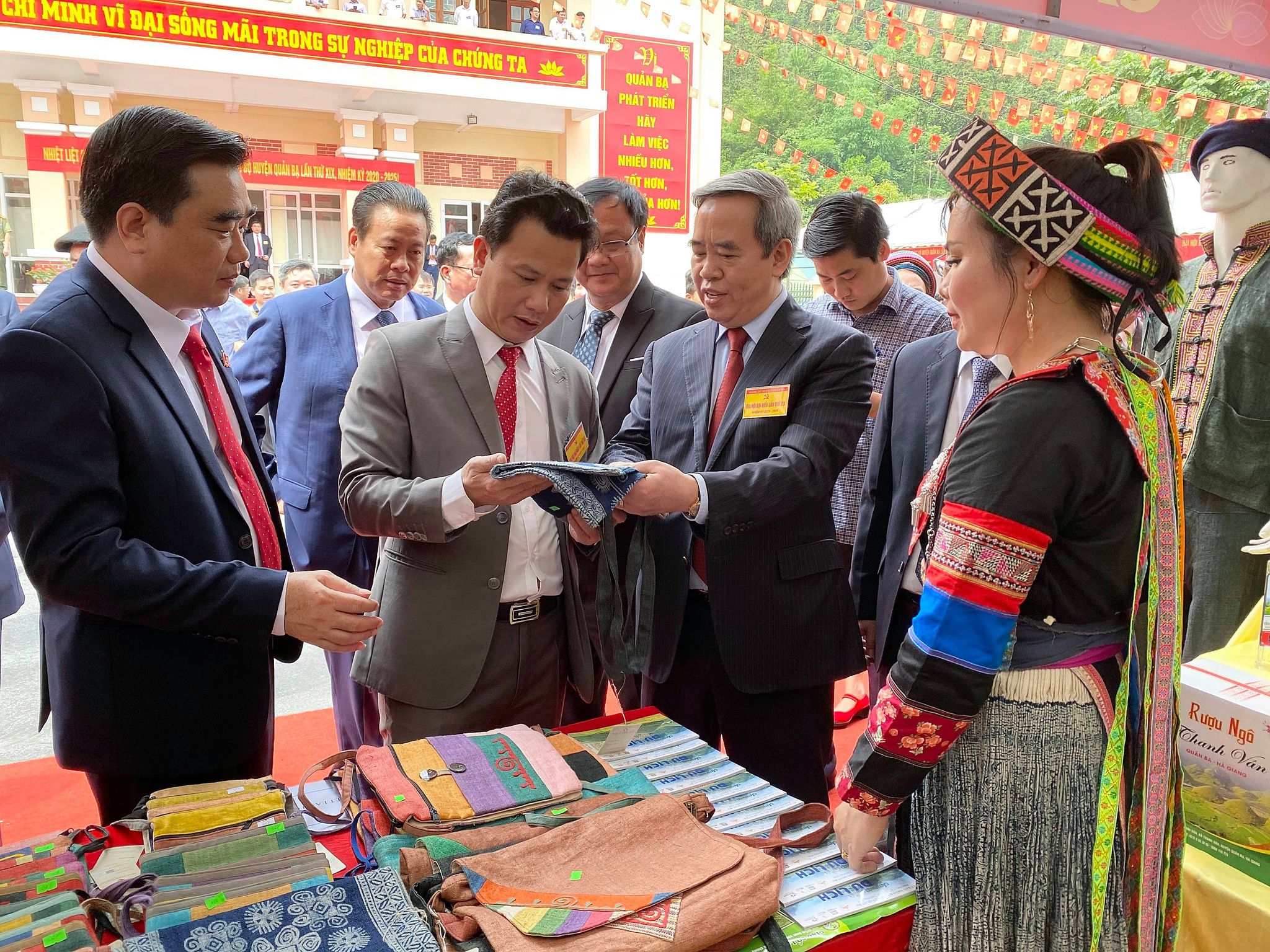 Ủy viên Bộ Chính trị, Bí thư Trung ương Đảng, Trưởng ban Kinh tế Trung ương Nguyễn Văn Bình nghe giới thiệu về sản phẩm truyền thống của đồng bào huyện Quản Bạ