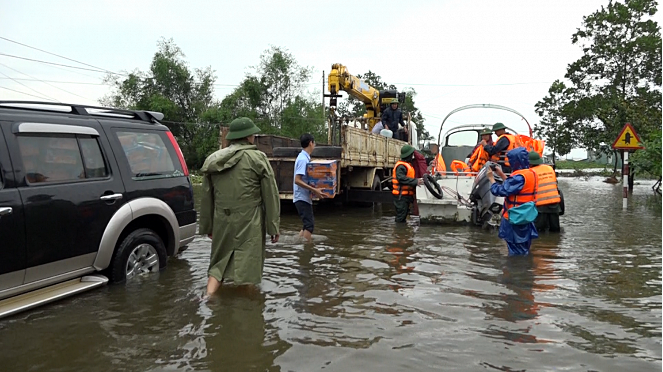 Lực lượng chức năng huyện Hải Lăng tổ chức tiếp nhận và chuyển hàng cứu trợ đến người dân vùng lũ