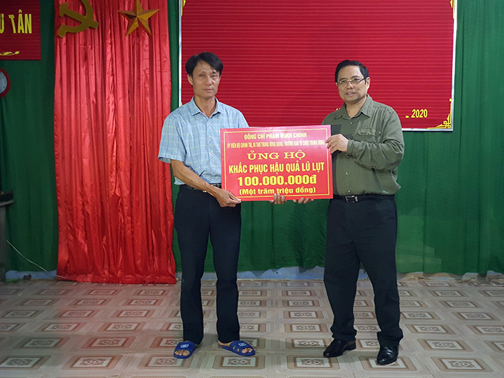 Trưởng Ban Tổ chức Trung ương Phạm Minh Chính tặng quà cho xã Tân Ninh