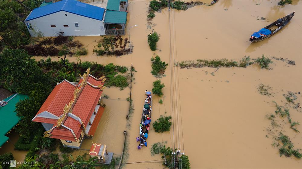 Một đường phố ở thành phố Huế chìm trong nước lũ ngày 12.10 - Ảnh: Ngọc Thạnh