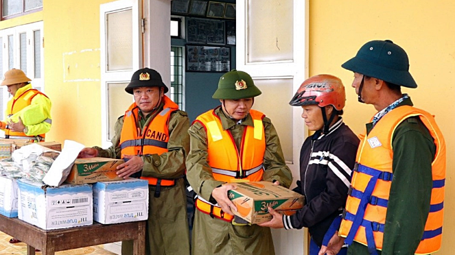 Lãnh đạo Công an tỉnh Quảng Bình cứu trợ nhân dân vùng lũ huyện Lệ Thủy