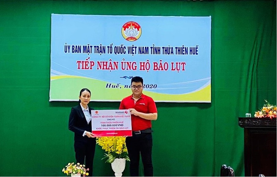 Đại diện Vietlott ủng hộ đồng bào thông qua UBMTTQ tỉnh Thừa Thiên Huế