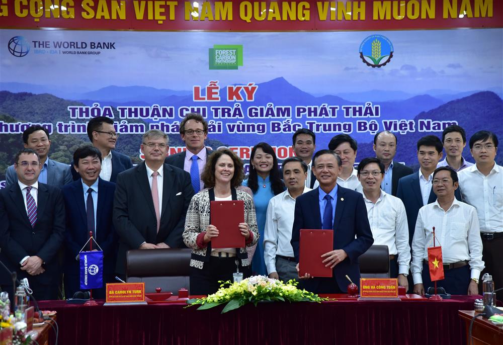 Thứ trưởng Thường trực Bộ Nông nghiệp và Phát triển Nông thôn Hà Công Tuấn và Giám đốc Quốc gia WB tại Việt Nam Carolyn Turk ký kết Thỏa thuận