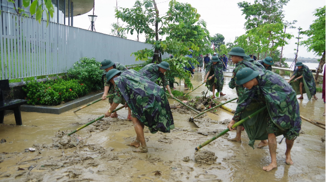 Lực lượng vũ trang Thành phố Huế tham gia chỉnh trang các tuyến đường dọc sông Hương