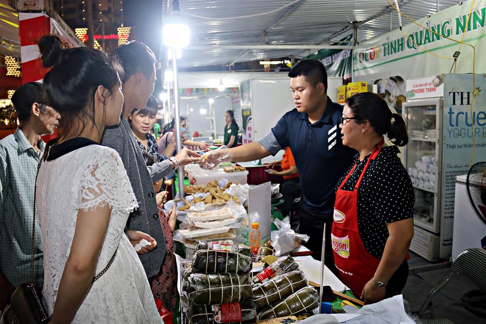 Người tiêu dùng Hà Nội thăm quan, tìm hiểu tại gian hàng sản phẩm OCOP Quảng Ninh 