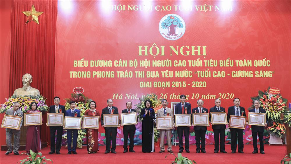 Phó Chủ tịch nước Đặng Thị Ngọc Thịnh trao bằng khen của Thủ tướng Chính phủ cho 13 cá nhân xuất sắc