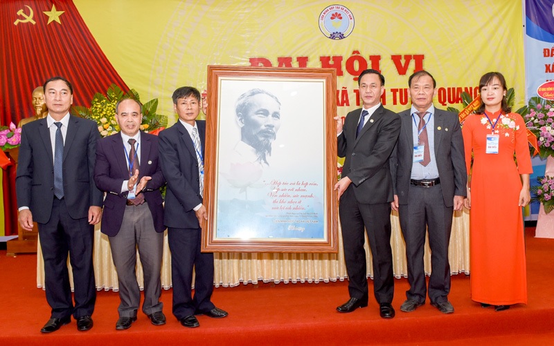 Lãnh đạo Liên minh Hợp tác xã Việt Nam tặng Đại hội Liên minh Hợp tác xã tỉnh  bức tranh Bác Hồ với hợp tác xã.