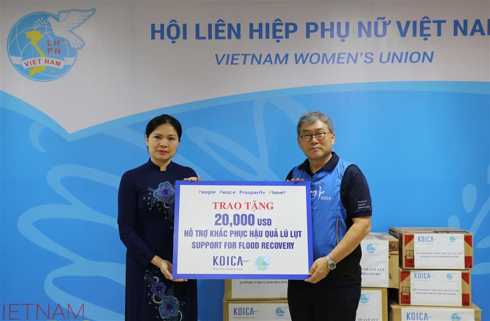 Giám đốc quốc gia KOICA Việt Nam Cho Han-Deog trao tặng 20.000 USD hỗ trợ khắc phục hậu quả mưa lũ ở miền Trung cho Chủ tịch Hội liên hiệp Phụ nữ Việt Nam Hà Thị Nga
