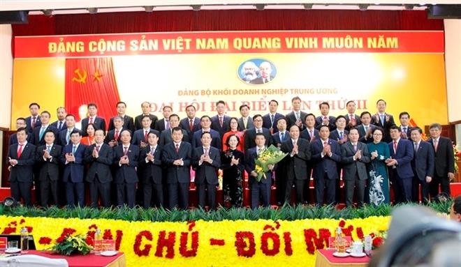 Ủy viên Bộ Chính trị , Bí thư Trung ương Đảng, Trưởng Ban Dân vận Trung ương Trương Thị Mai (hàng đầu, đứng giữa) chúc mừng Ban chấp hành Đảng bộ Khối Doanh nghiệp Trung ương nhiệm kỳ 2020-2025