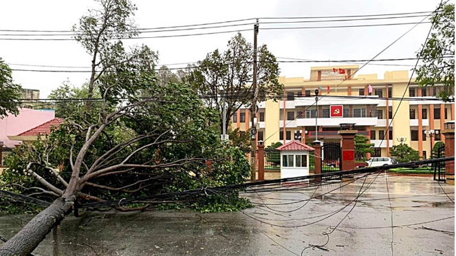 Hạ tầng điện lực khu vực miền Trung - Tây Nguyên bị ảnh hưởng nghiêm trọng sau bão số 9