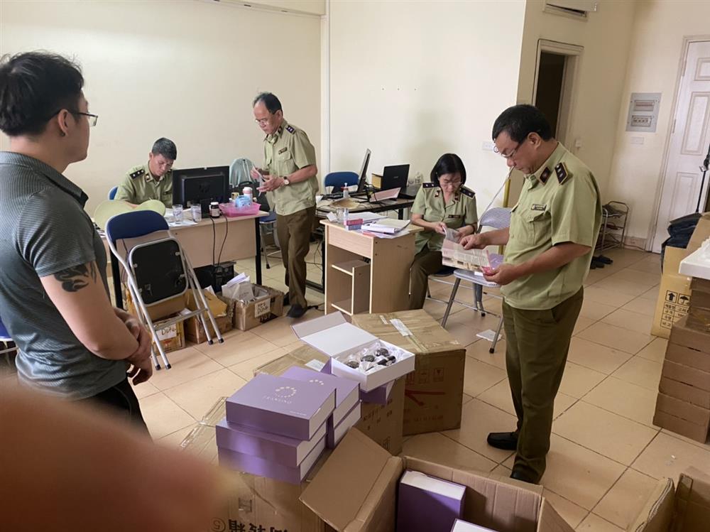 Lực lượng QLTT Hà Nội đang kiểm tra cơ sở kinh doanh mỹ phẩm giả