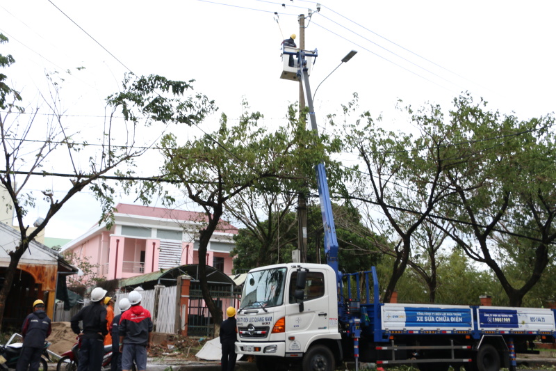 Công nhân EVN khẩn trương khắc phục sự cố lưới điện