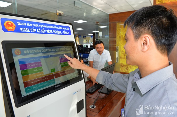 Hoạt động giao dịch tại Trung tâm phục vụ hành chính công tỉnh Nghệ An (Nguồn – Báo Nghệ An)