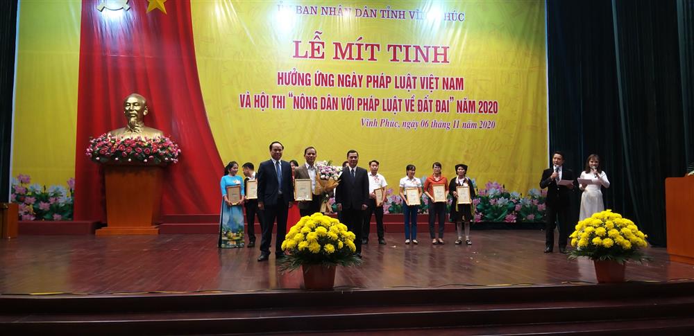 Ông Nguyễn Văn Bắc- Giám đốc Sở Tư pháp Vĩnh Phúc trao giải cho các đội