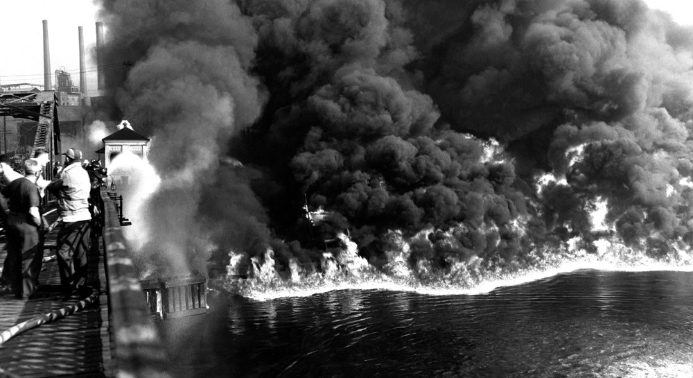 Dòng sông Cuyahoga bốc cháy năm 1969
