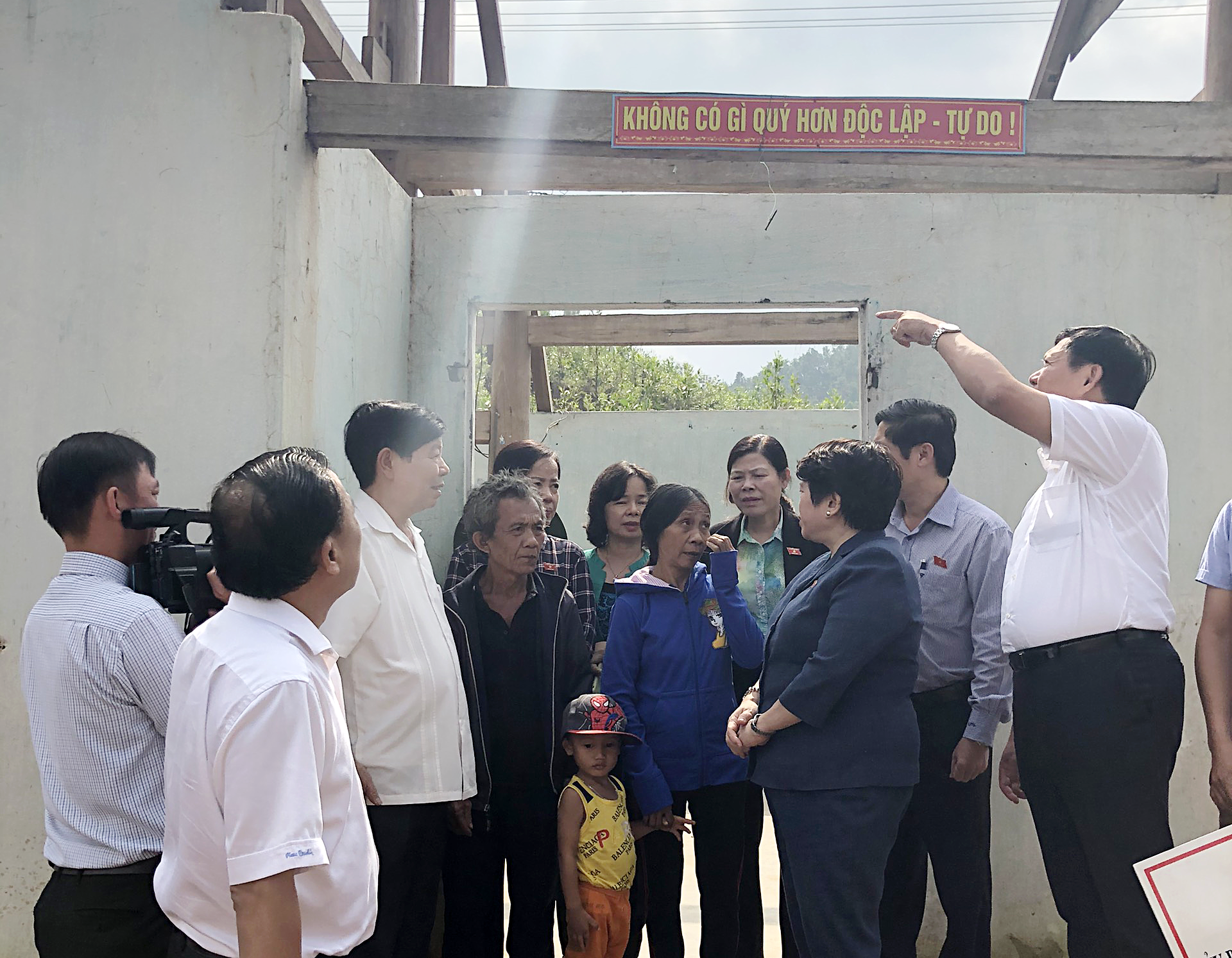 Chủ nhiệm Ủy ban Về các vấn đề xã hội Nguyễn Thúy Anh và Đoàn công tác hỗ trợ 40 triệu đồng cho một hỗ dân ở huyện Trà Bồng bị ảnh hưởng nặng nề do bão số 9