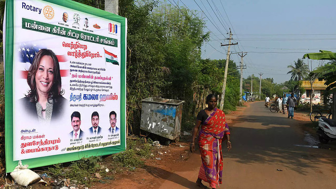 	Tấm poster có hình Kamala Harris tại ngôi làng Thulasendrapuram Arun