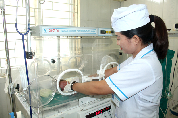 Chăm sóc bệnh nhi tại Bệnh viện Đa khoa khu vực huyện Hoàng Su Phì.