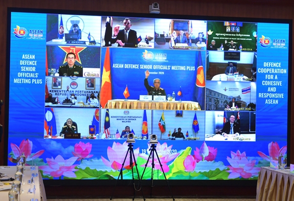 Thượng tướng Nguyễn Chí Vịnh, Thứ trưởng Bộ Quốc phòng chủ trì hội nghị - Ảnh: NT