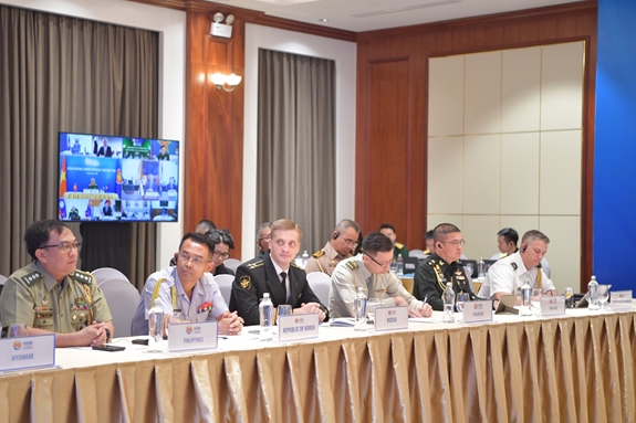Tuỳ viên Quốc phòng các nước tại Việt Nam dự hội nghị - Ảnh: NT