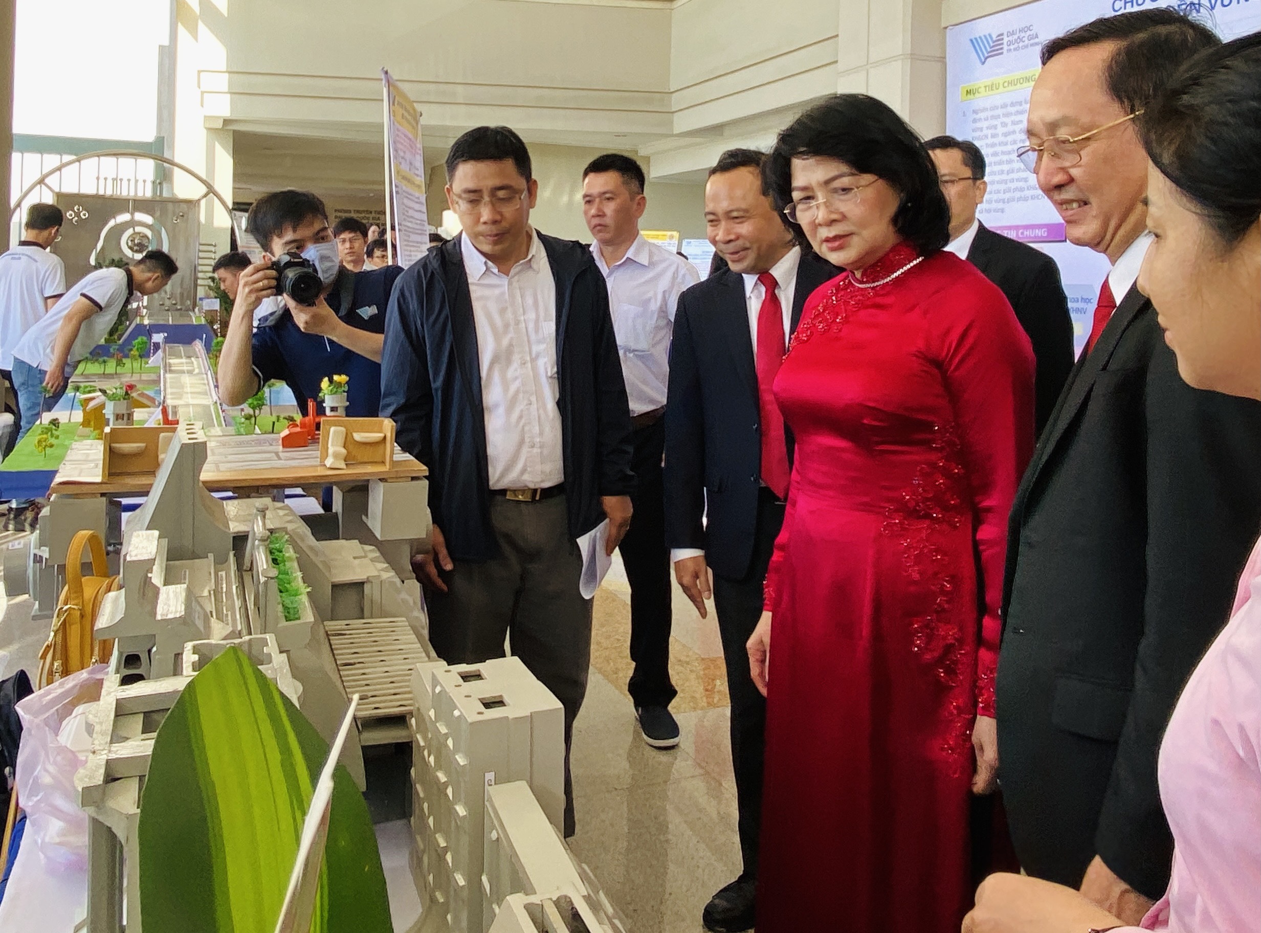 Phó Chủ tịch nước Đặng Thị Ngọc Thịnh tham quan gian triển lãm của Busadco