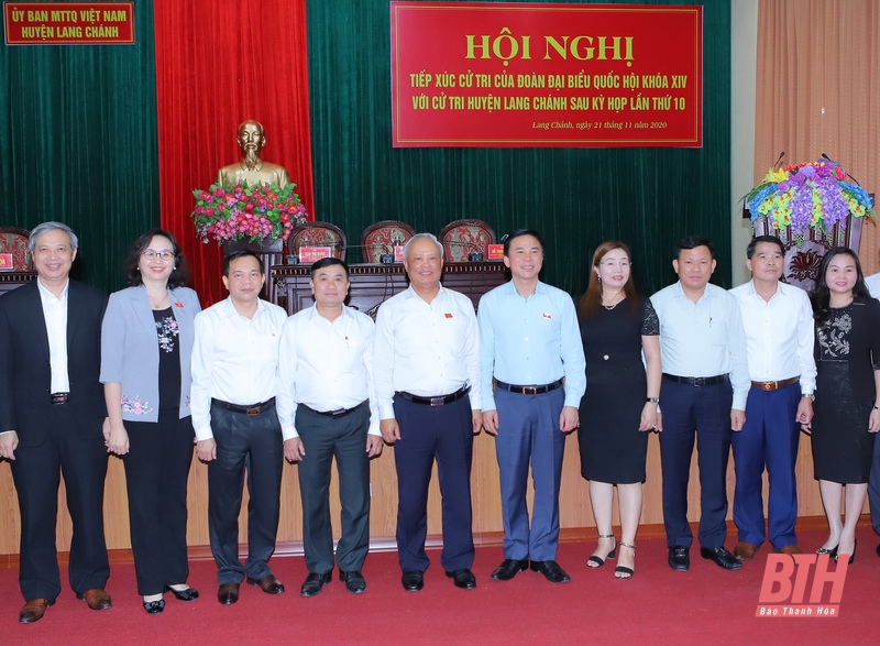 Phó Chủ tịch Quốc hội Uông Chu Lưu và Đoàn đại biểu Quốc hội tỉnh Thanh Hóa với các đại biểu tại cuộc tiếp xúc cử tri huyện Lang Chánh
