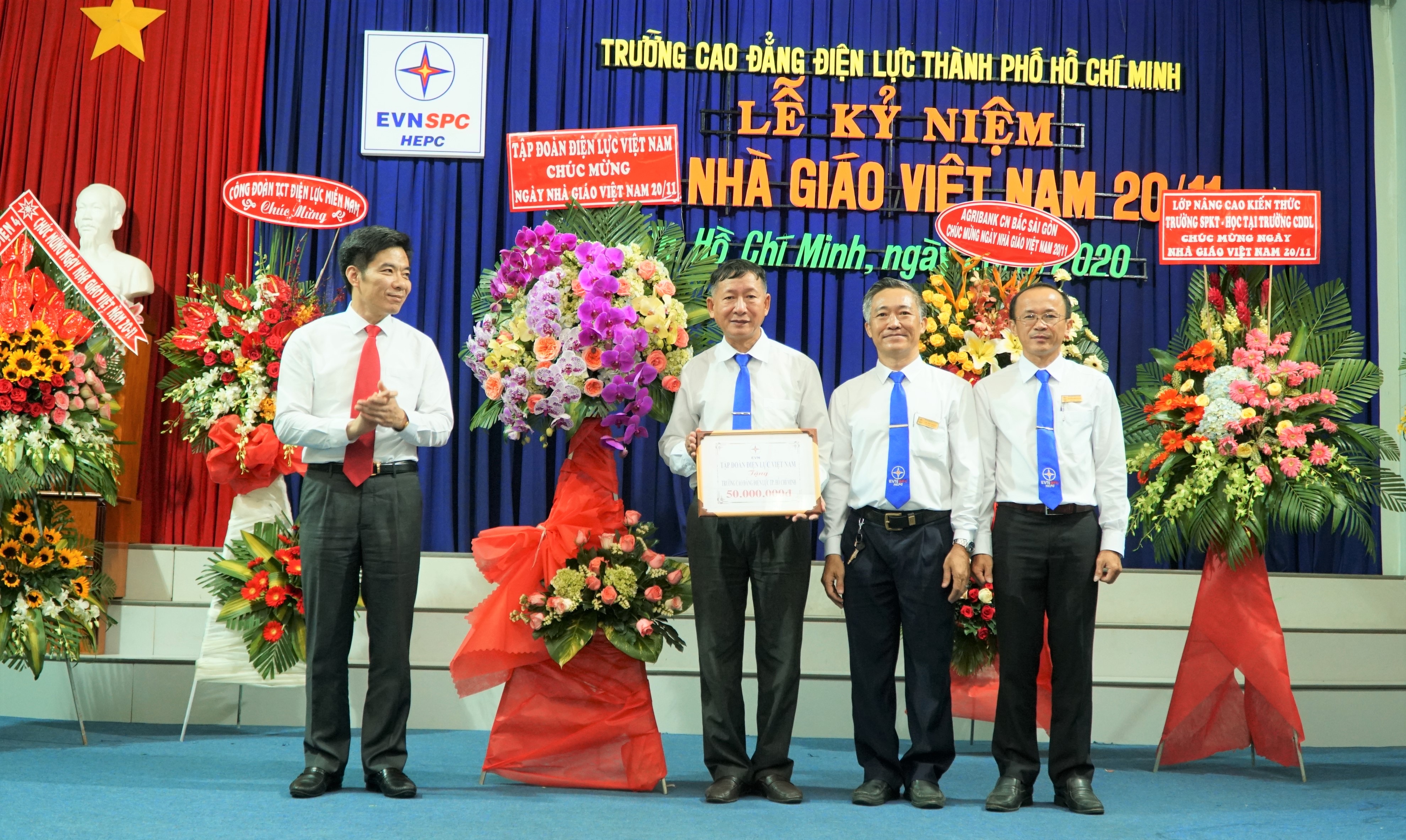 	Phó Bí thư thường trực Đảng ủy EVN Nguyễn Hữu Tuấn tặng hoa chúc mừng 20/11 đến tập thể Ban Giám hiệu, cán bộ, giảng viên và HS-SV của Trường