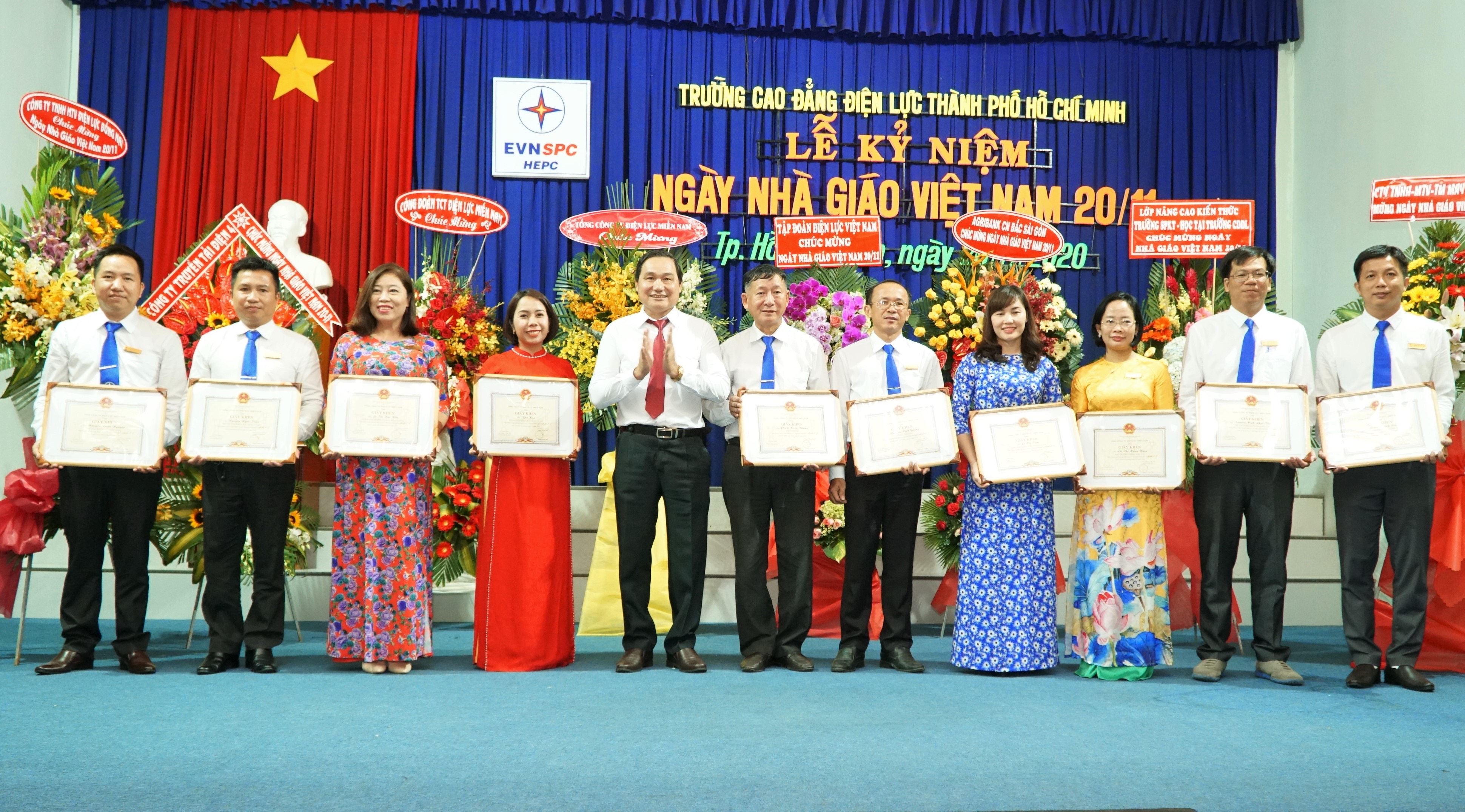 	Chủ tịch HĐTV EVNSPC Nguyễn Văn Hợp khen tặng các giảng viên nhà trường có thành tích công tác xuất sắc trong 2020