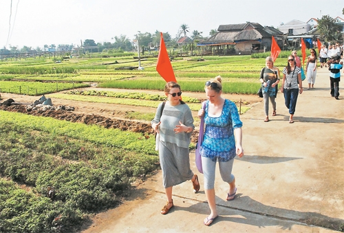 Nhiều địa phương đã lấy mô hình hợp tác xã để giúp người dân phát triển làng nghề truyền thống