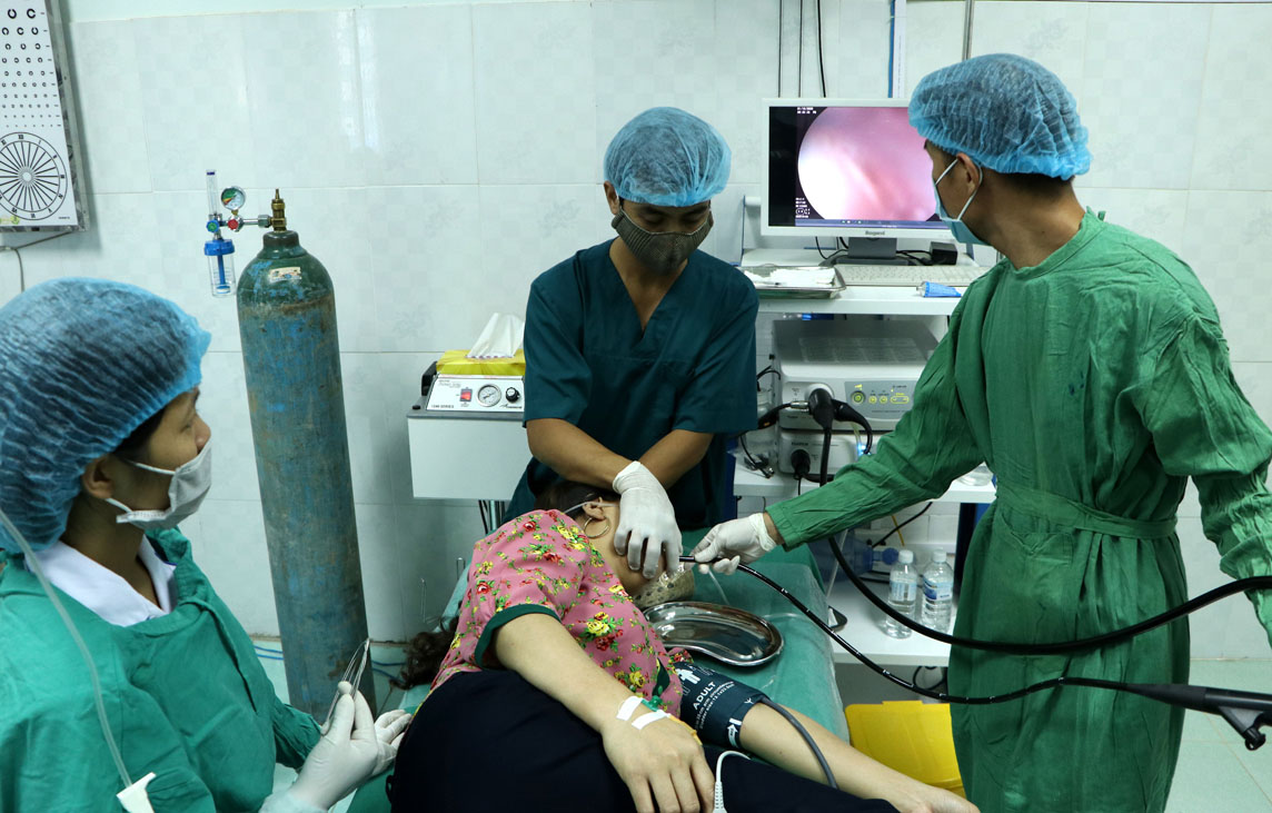 Các y, bác sỹ Trung tâm y tế huyện Than Uyên thực hiện nội soi dạ dày cho bệnh nhân.
