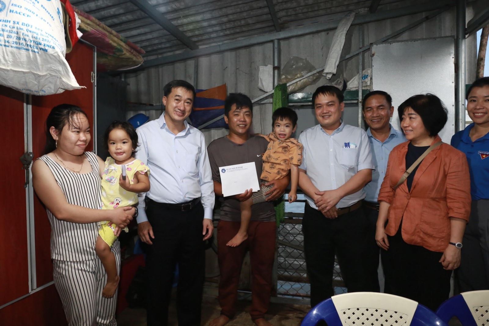 Đoàn công tác của Trung ương Hội đến thăm, động viên và tặng quà những hộ gia đình bị ảnh hưởng bão lũ tại các tỉnh Thừa Thiên- Huế