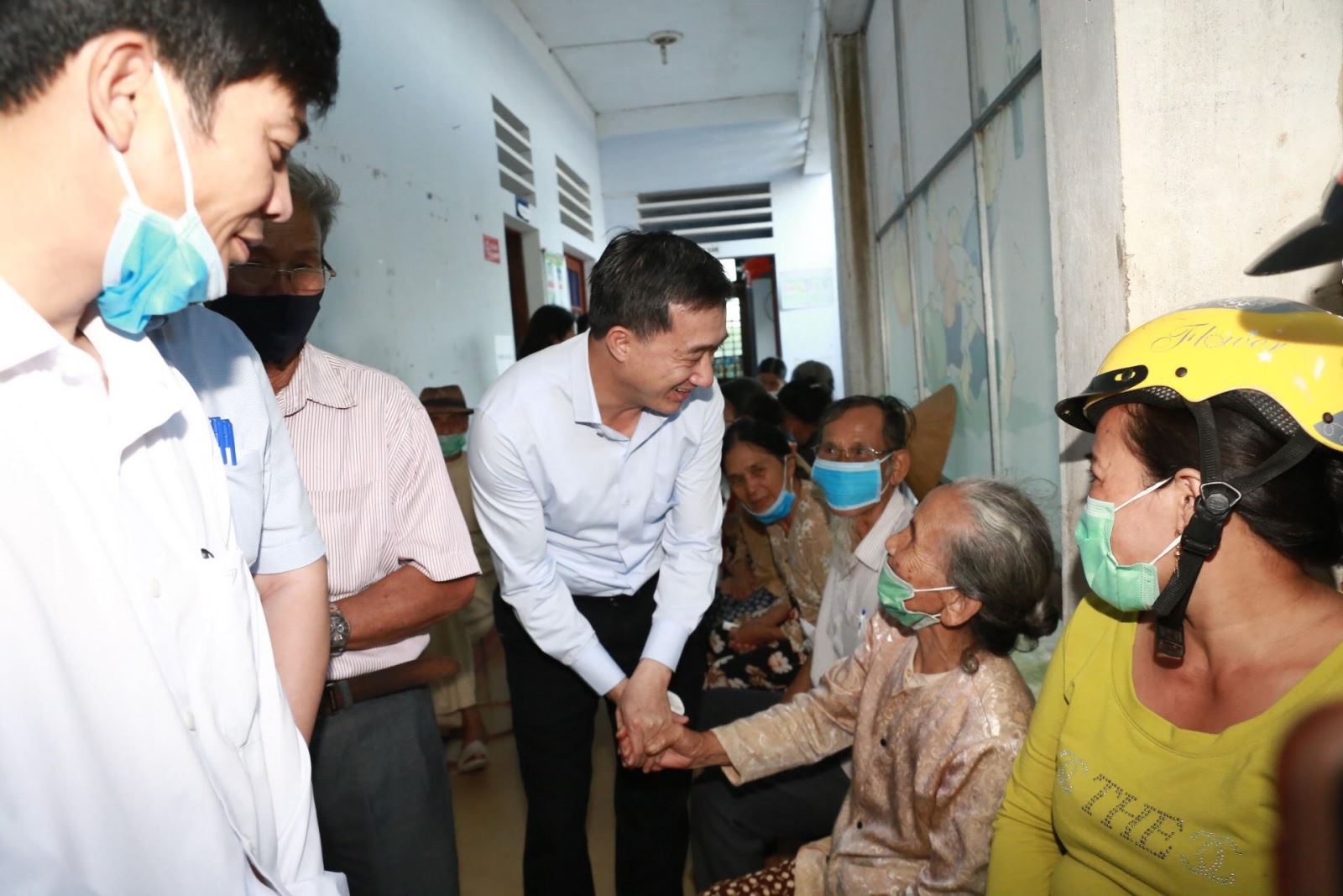 Thứ trưởng Trần Văn Thuấn- Chủ tịch Hội Thầy thuốc trẻ Việt Nam trò chuyện, động viên người dân đến khám chữa bệnh
