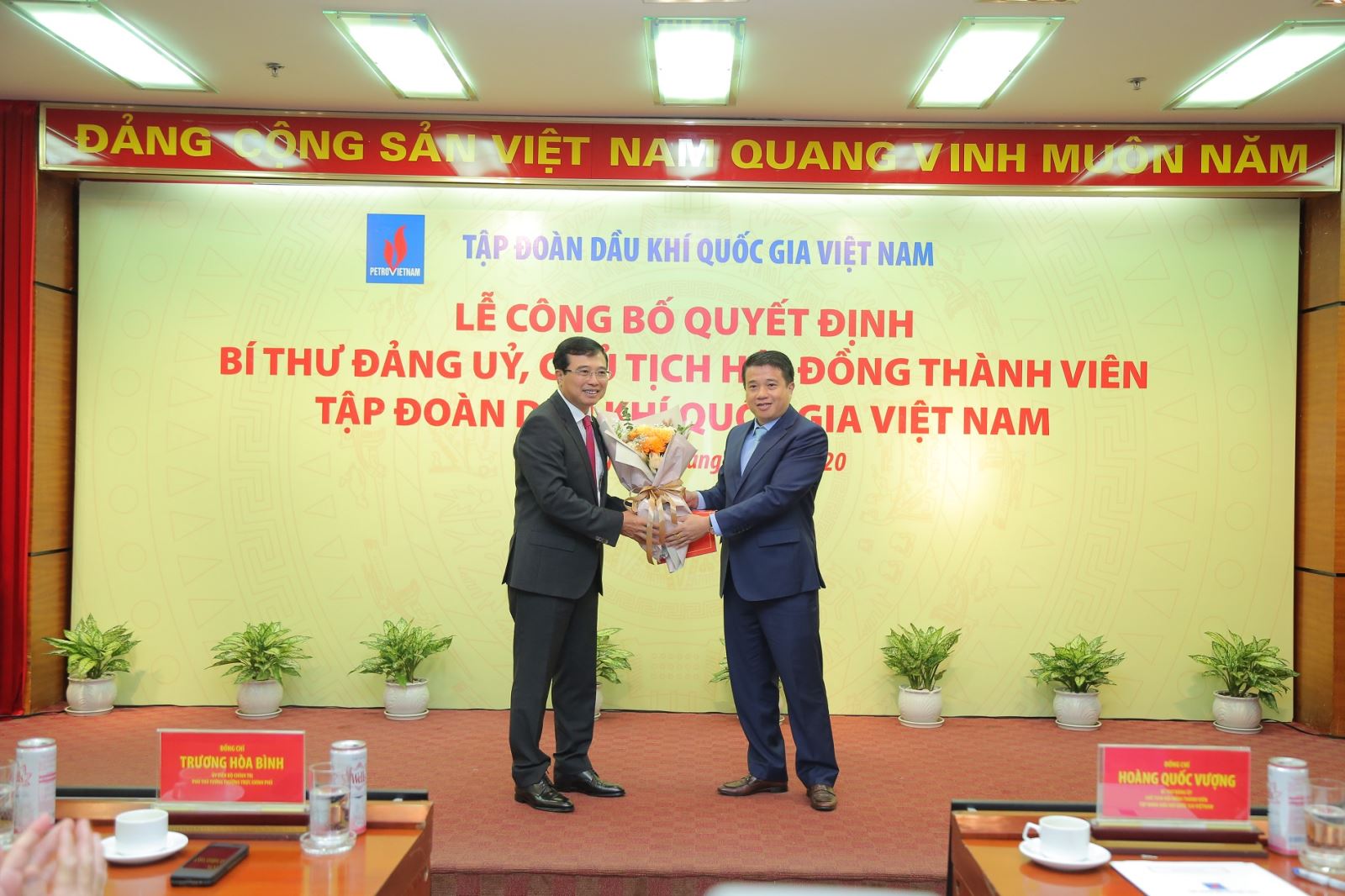 Trao Quyết định chỉ định Chủ tịch Hội đồng thành viên Tập đoàn Hoàng Quốc Vượng giữ chức Bí thư Đảng ủy Tập đoàn Dầu khí Quốc gia Việt Nam